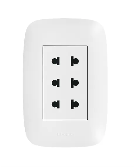 Tomacorriente Universal Triple 16A 250V Bticino D. Sencia AP1312